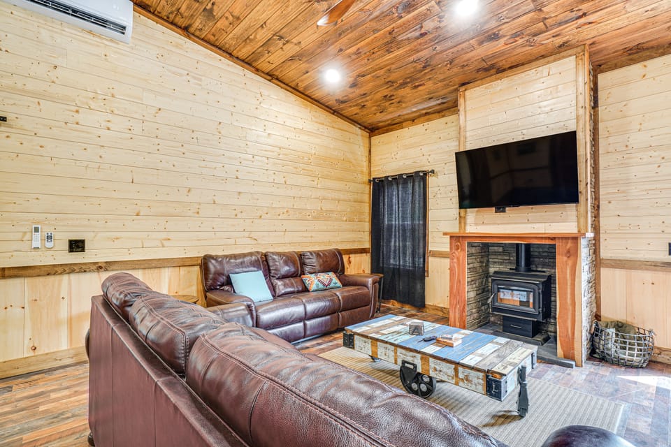 Hot Tub & Mtn Views: Pet-Friendly Englewood Cabin House in Tennessee