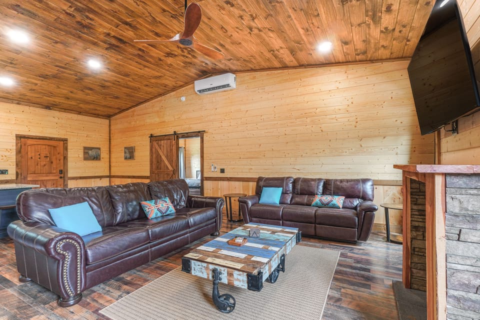 Hot Tub & Mtn Views: Pet-Friendly Englewood Cabin House in Tennessee