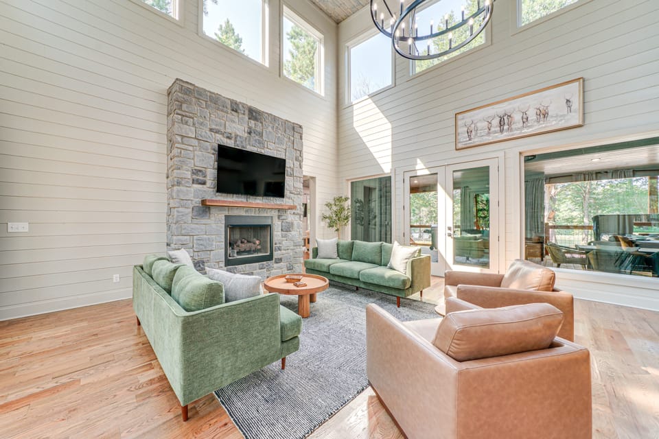 Deluxe Riverfront Cabin in Broken Bow w/ Hot Tub! House in Arkansas