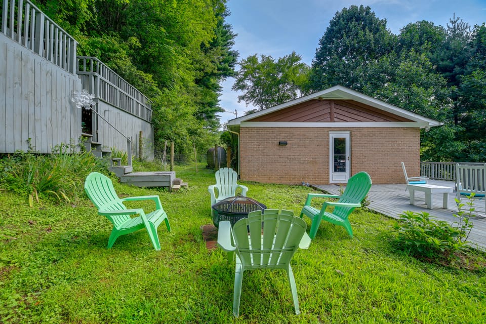 2 Mi to Blue Ridge Pkwy! Mtn-View Sparta Retreat House in North Carolina