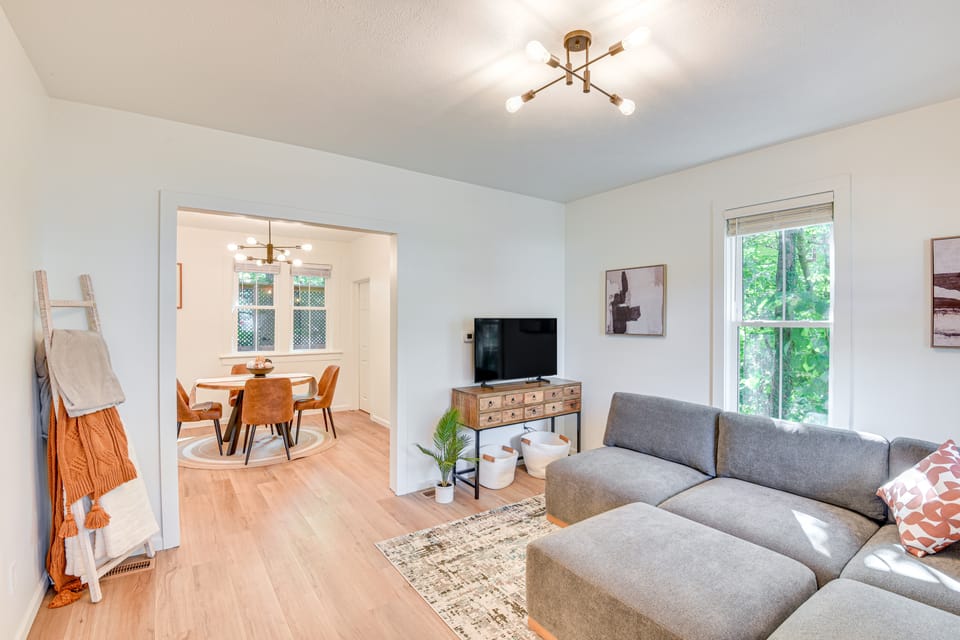 <1 mile to downtown South Bend: Dog-Friendly! House in South Bend