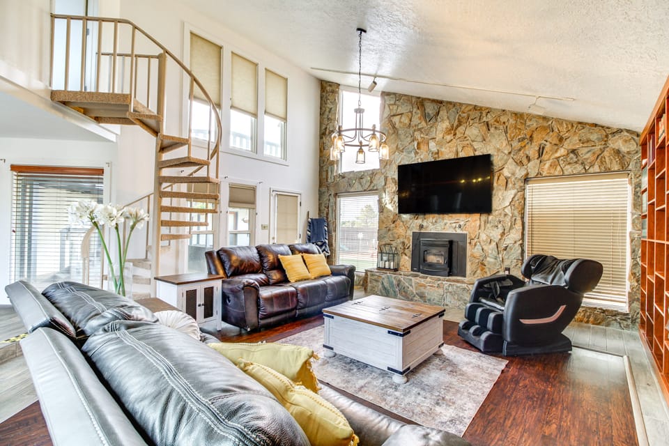 Deck, Putting Green & Views: Albuquerque Oasis House in Rio Rancho