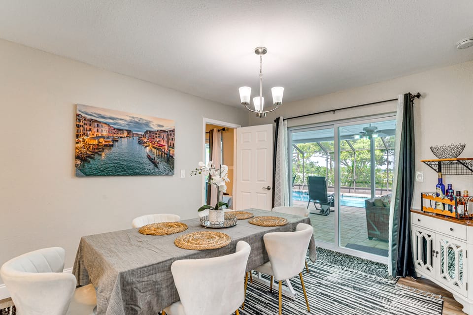 Disney Day Trips! Lakefront Home w/ Heated Pool House in Spring Hill