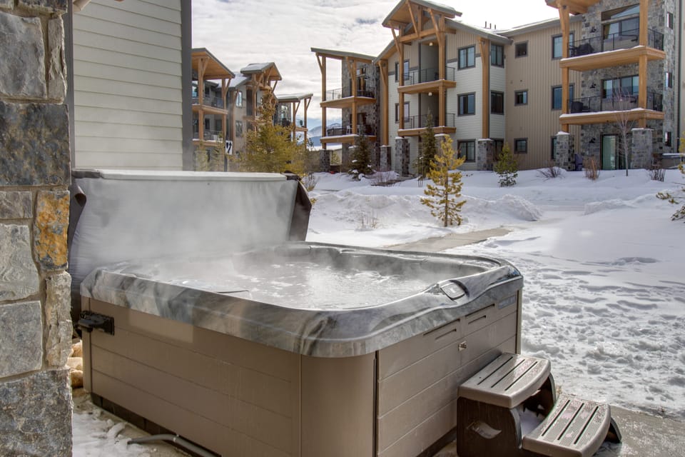 Ski Season Escape! Fraser Condo & Hot Tub Apartment in Fraser