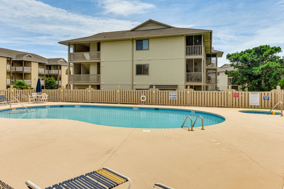 Little River Condo w/ Pool Access: 5 Mi to Beach Apartment in Little River