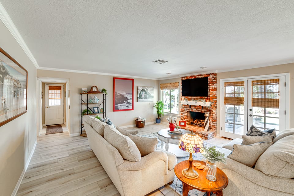 Pet-Friendly Riverside Retreat w/ Private Spa! House in Riverside