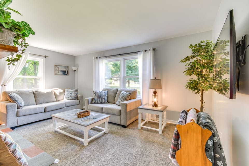 Near Trails + Wineries: Victor Getaway w/ Fire Pit House in New York