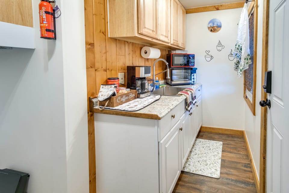 Riverfront Resort Cabin ~ 21 Mi to Crater Lake NP! Apartment in Oregon