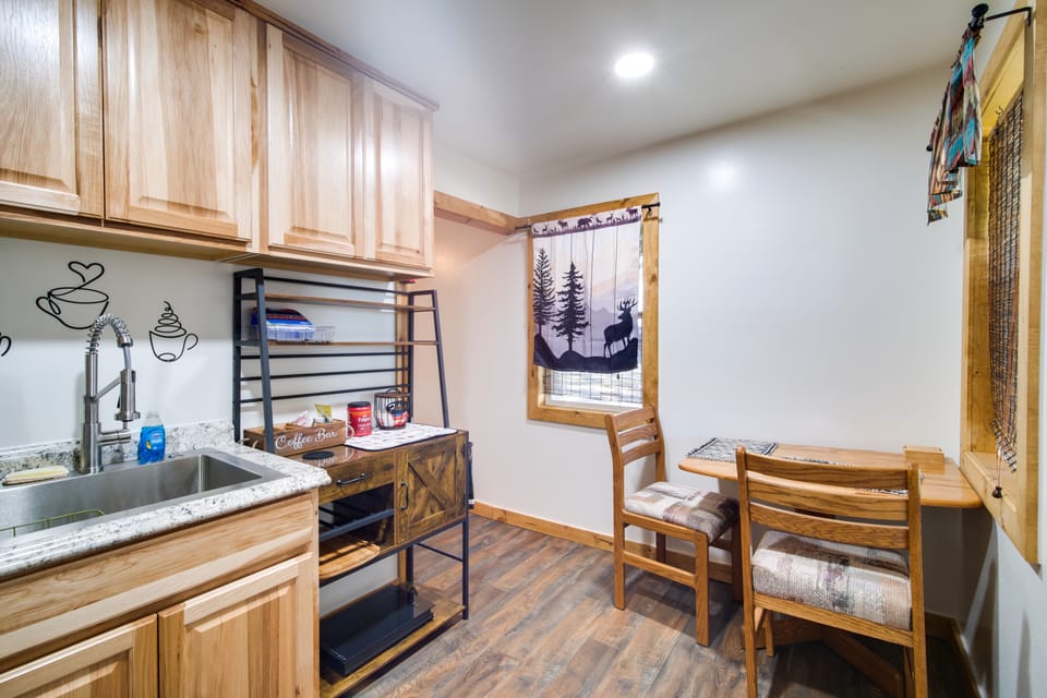 Resort Cabin on the River ~ 21 Mi to Crater Lake! Apartment in Oregon