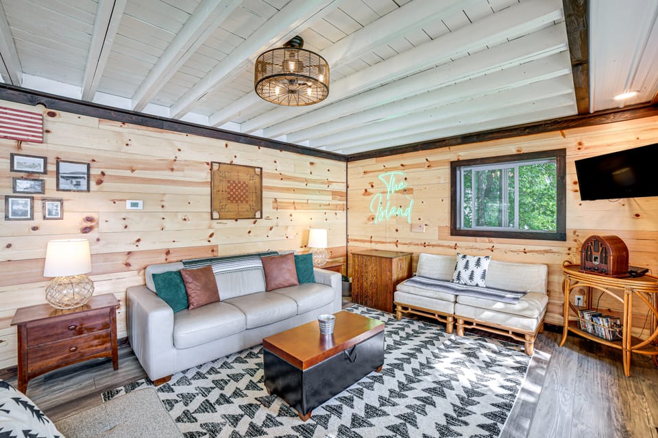 Private Island: Home in Belding w/ Dock & Grill! House in Michigan