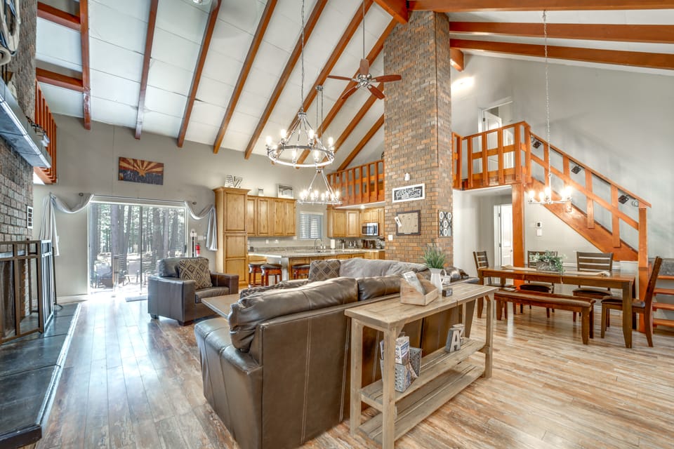 Fire Pit & Grill: Spacious 'Forest Lakes Chalet' House in Arizona