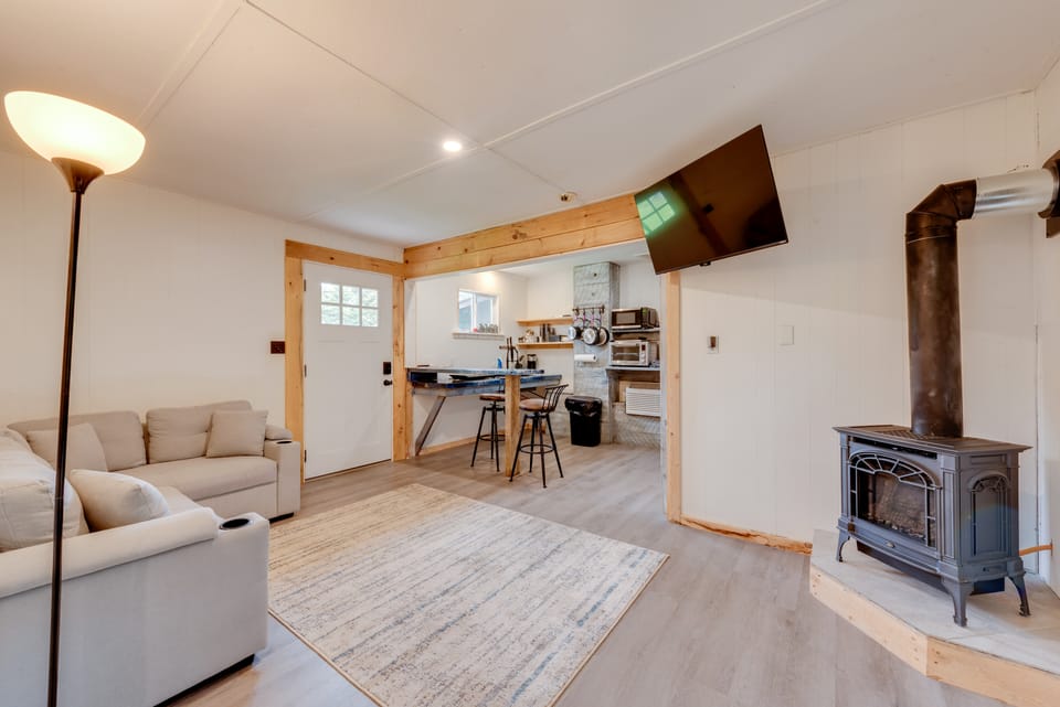 Pet-Friendly Deluxe Cabin F w/ Grill in Hillsgrove House in Pennsylvania