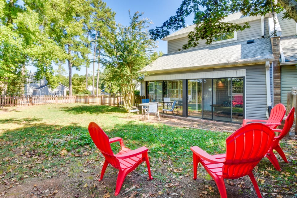Screened Patio & Yard: Clemson Weekends/Lakes Stay Apartment in Lake Keowee