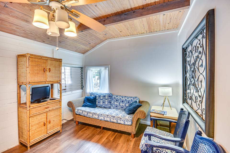 Cozy Cottage w/ Deck: Walk to Lake of the Ozarks! Cottage in Lake of the Ozarks