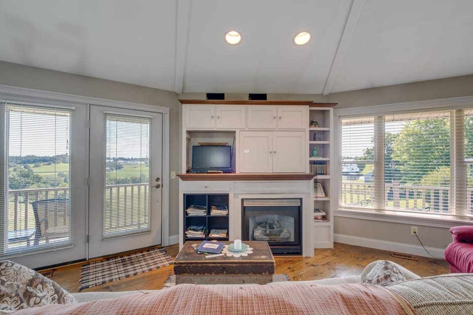 Panoramic Views: Hillside Millersburg Studio Apartment in Ohio