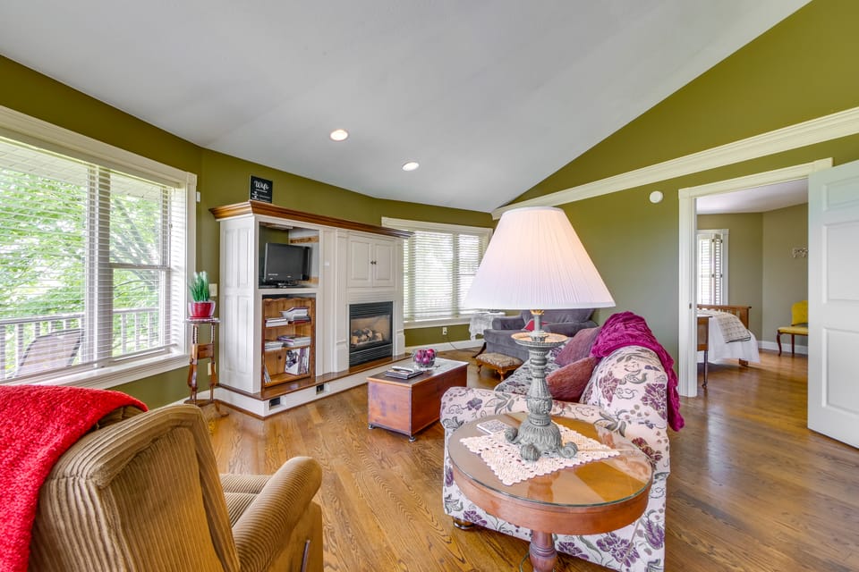 ~ 4 Mi to German Market: Millersburg Retreat House in Ohio