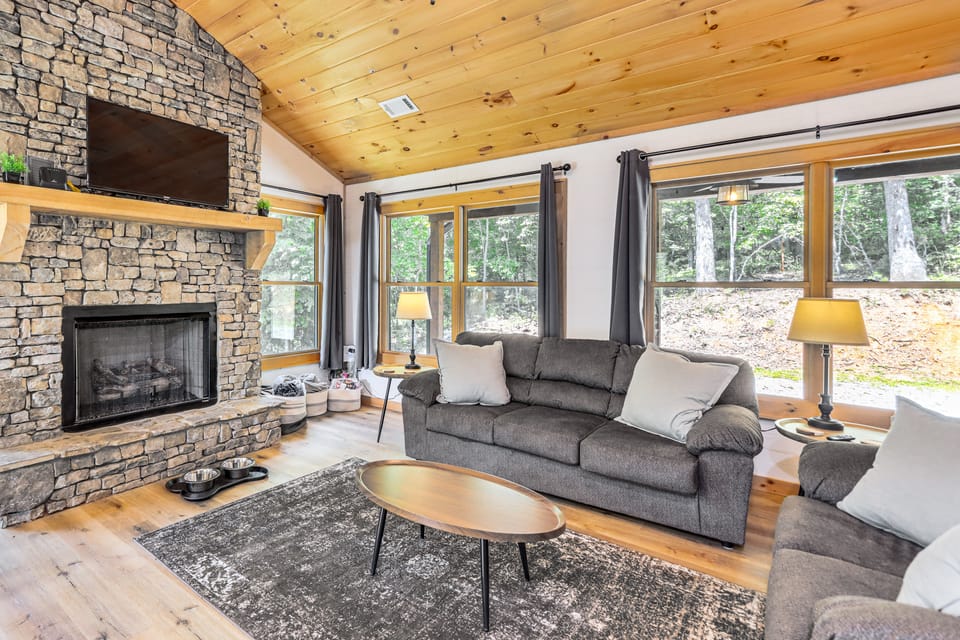 McCaysville Cabin: Fire Pit, BBQ + More! House in Georgia