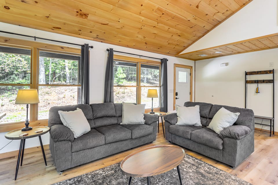 McCaysville Cabin: Fire Pit, BBQ + More! House in Georgia