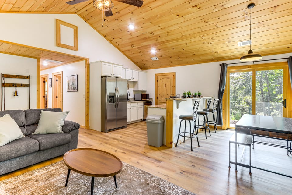 McCaysville Cabin: Fire Pit, BBQ + More! House in Georgia