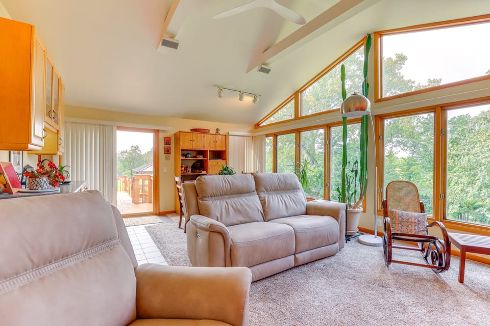 ‘1440 Getaway’ w/ Yard & Deck ~ 16 Mi to Rochester House in New York