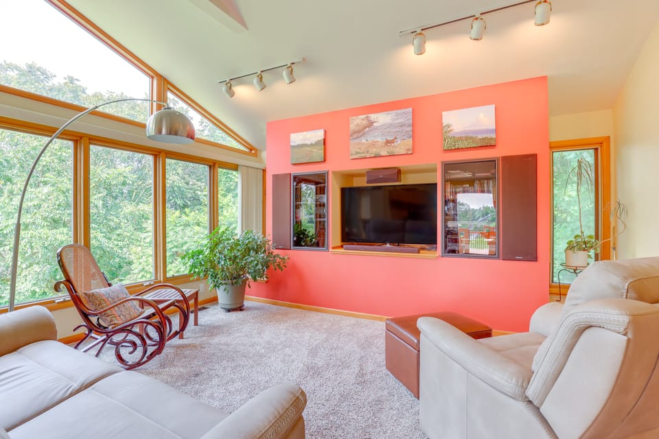 ‘1440 Getaway’ w/ Yard & Deck ~ 16 Mi to Rochester House in New York