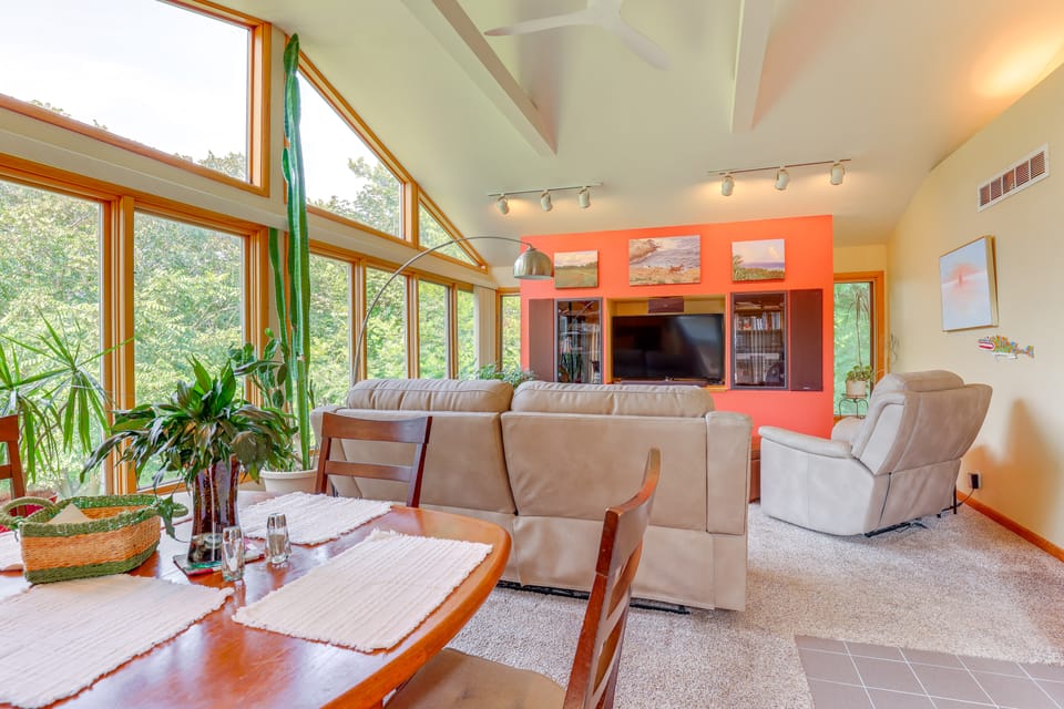‘1440 Getaway’ w/ Yard & Deck ~ 16 Mi to Rochester House in New York