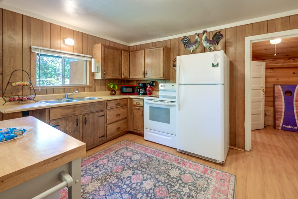 Rustic Cabin w/ Patio: 8 Mi to Kings Canyon Park House in Sierra Nevada