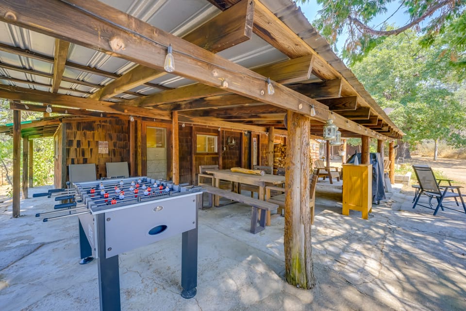 Rustic Cabin w/ Patio: 8 Mi to Kings Canyon Park House in Sierra Nevada