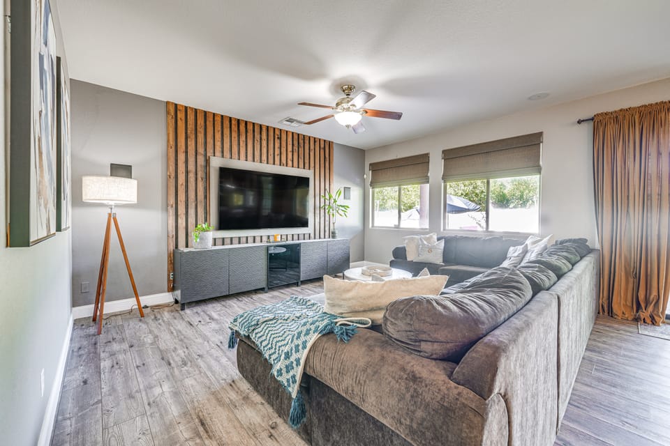 Family-Friendly Retreat w/ Pool - Near Westgate! House in Glendale