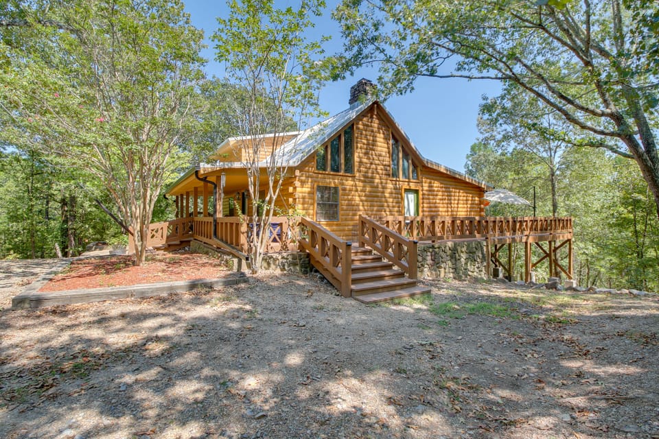 Hot Springs Cabin w/ Deck + Mountain Views! House in Garland County