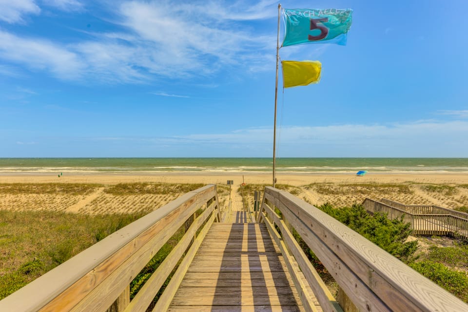 Walk to Topsail Beach! Coastal Escape w/ Hot Tub Apartment in Topsail Beach