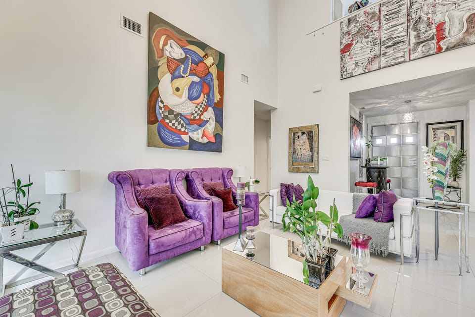 Covered Patio & Grill: Colorful McAllen Home House in McAllen