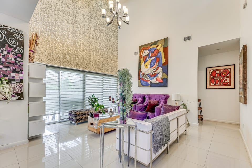 Covered Patio & Grill: Colorful McAllen Home House in McAllen
