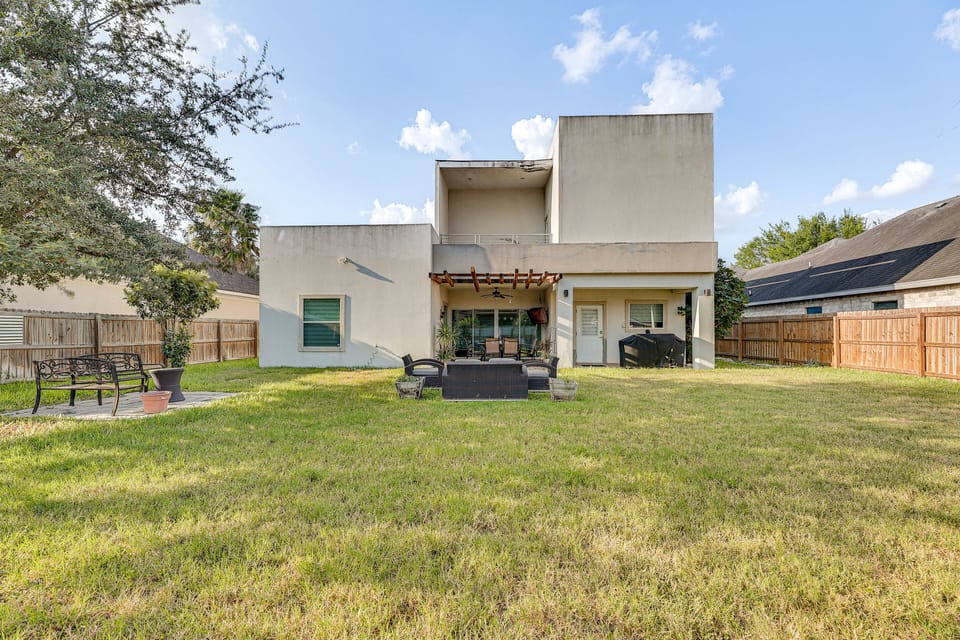 Covered Patio & Grill: Colorful McAllen Home House in McAllen