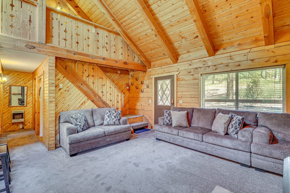 Alpine Cabin w/ Deck: 3 Mi to Luna Lake! House in Alpine