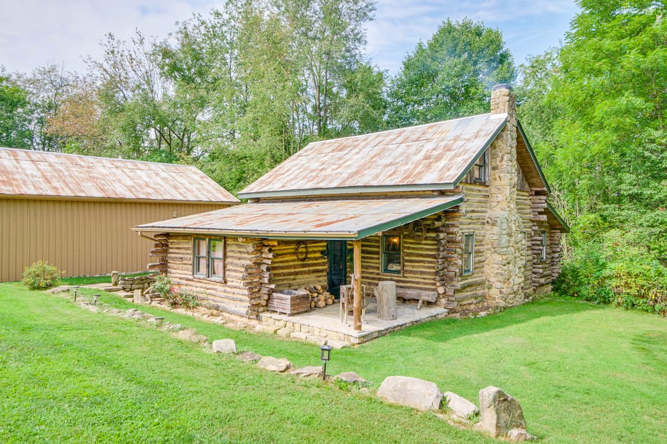 1800s Romantic Cabin! Fireplace + 3 Jacuzzi Tubs House in Ohio