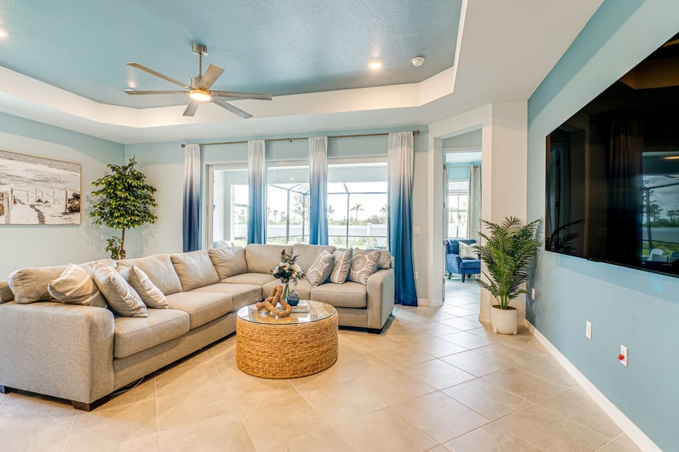 Luxe Venice Gem w/ Outdoor Pool & Hot Tub House in North Port