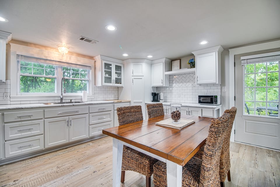 Rural Spiro Getaway w/ Private Deck! Cottage in Arkansas