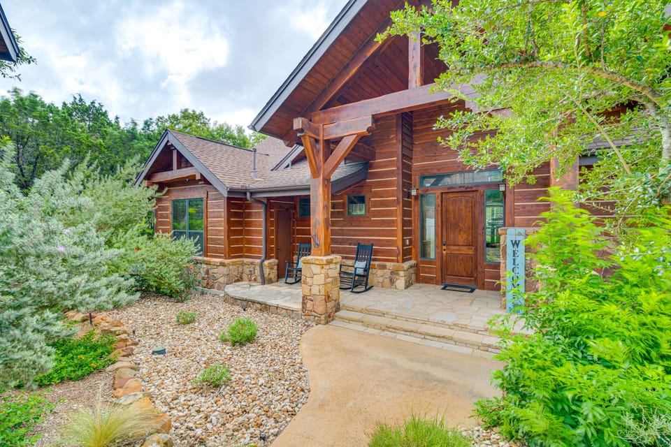 Scenic View! Lake Travis Cabin Near Wedding Venues House in Jonestown