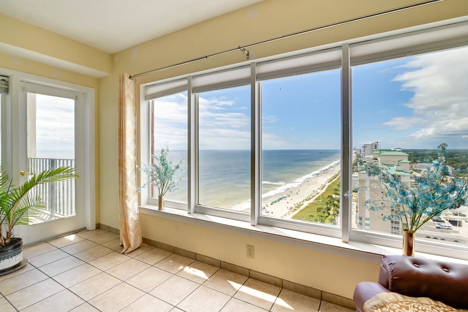 Oceanfront Condo w/ Resort Perks in Myrtle Beach Apartment in Myrtle Beach