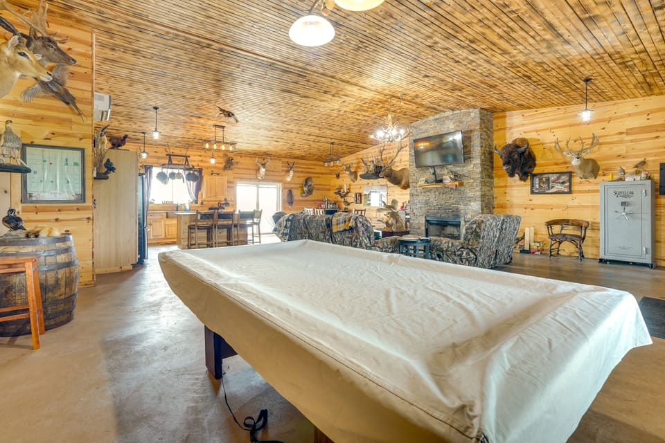 Hot Tub & Fire Pit: Family Retreat in South Dakota House in South Dakota