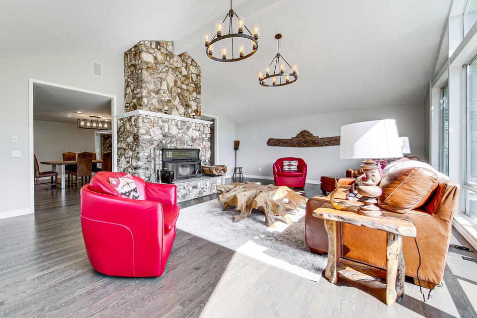 Private Pond & Indoor Pool: Grand Arlington Villa! Villa in Washington