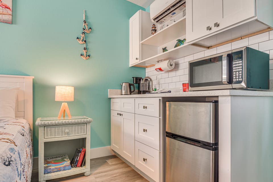 Walk to John's Pass: Studio w/ Pool Access! Apartment in Madeira Beach