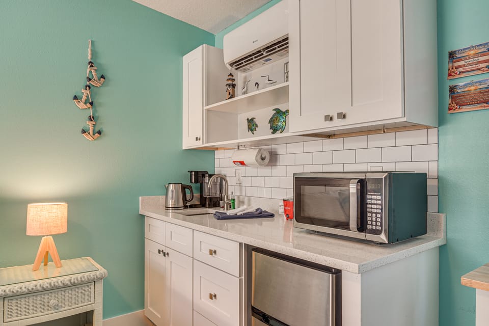 Walk to John's Pass: Studio w/ Pool Access! Apartment in Madeira Beach