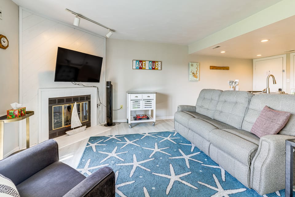 Bernard's Landing Condo - Includes Linens! Apartment in Smith Mountain Lake