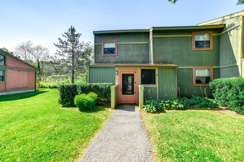 Skier's Paradise: Townhome w/ Deck in Cortland! Apartment in Pennsylvania