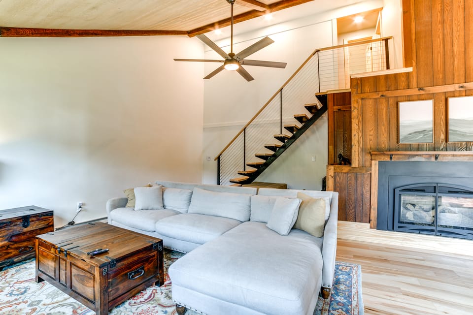 Skier's Paradise: Townhome w/ Deck in Cortland! Apartment in Pennsylvania