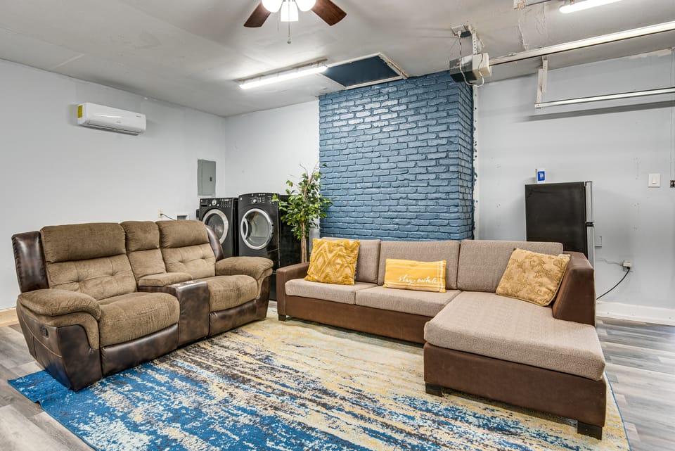 Spacious Home w/ Hot Tub, 14 Mi to Downtown ATL! House in East Point
