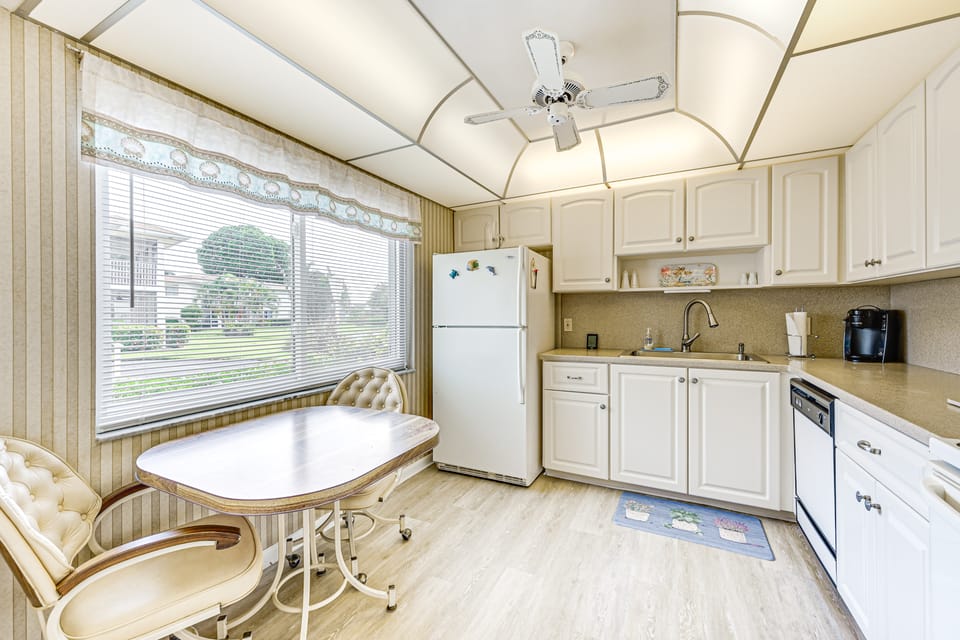 3 Mi to Downtown Naples: Country Club Condo! Apartment in East Naples