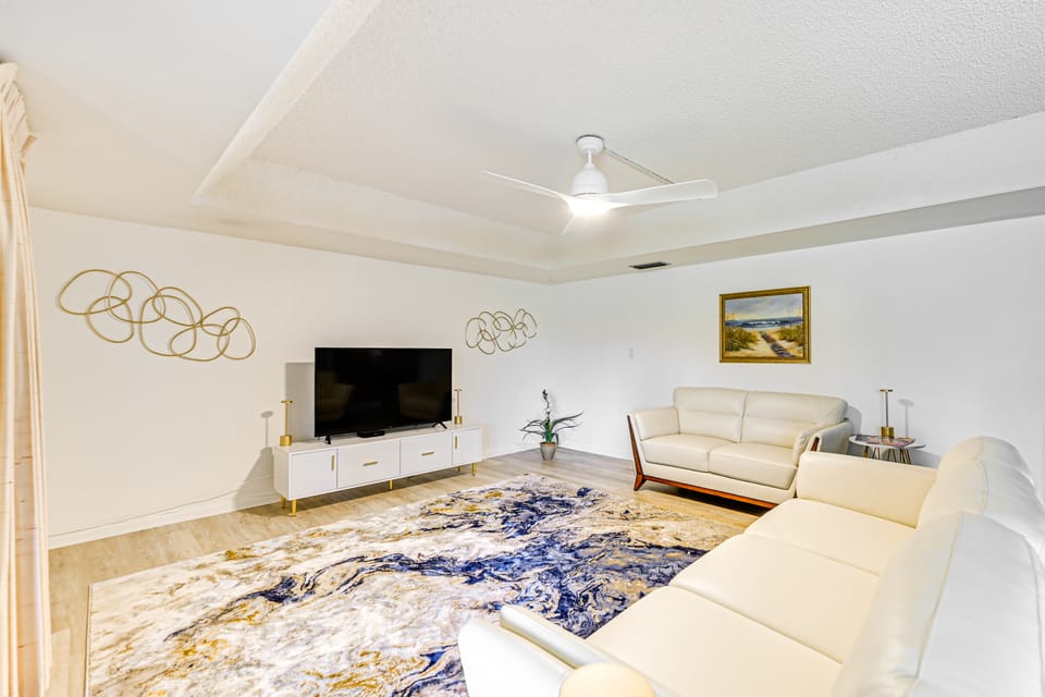 3 Mi to Downtown Naples: Country Club Condo! Apartment in East Naples